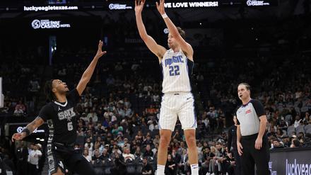 Holte mit den Magic ein Comeback-Sieg gegen die Spurs: Franz Wagner (r).