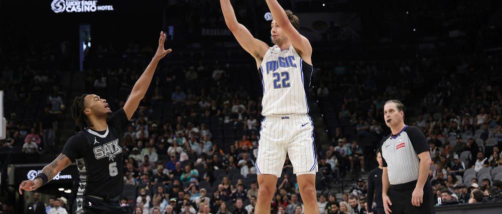 Holte mit den Magic ein Comeback-Sieg gegen die Spurs: Franz Wagner (r).