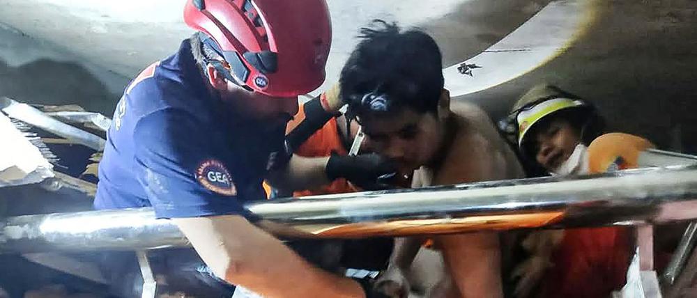 Ein Mann wird aus den Trümmern nach einem Erdbeben in Myanmar geborgen.