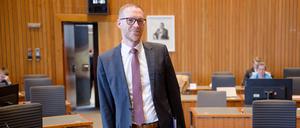 Jan Heinisch (CDU), ehemaliger Staatssekretär im Ministerium für Heimat, Kommunales, Bau und Gleichstellung des Landes Nordrhein-Westfalen, steht vor seiner Aussage vor dem Parlamentarischen Untersuchungsausschuss „Hochwasserkatastrophe“ im Sitzungssaal.