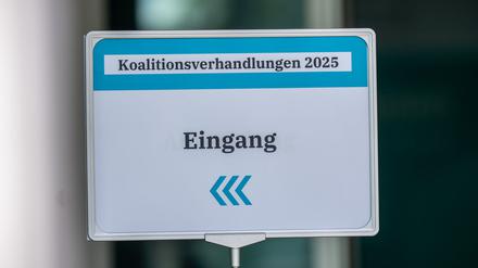 Die Unterhändler von Union und SPD führen ihre Koalitionsgespräche in großer Runde fort. (Archivbild)