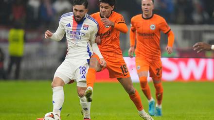 Der BVB unternimmt einem Bericht zufolge einen dritten Anlauf, um Lyon's Rayan Cherki (l) zu verpflichten.