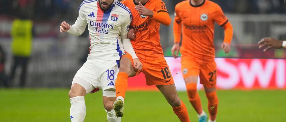 Der BVB unternimmt einem Bericht zufolge einen dritten Anlauf, um Lyon's Rayan Cherki (l) zu verpflichten.