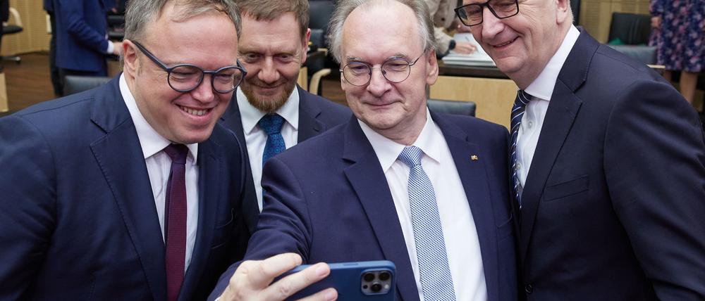 Brandenburgs Ministerpräsident Dietmar Woidke (SPD, rechts) dringt auf mehrere Ministerposten für Ostdeutsche. (Archivbild)