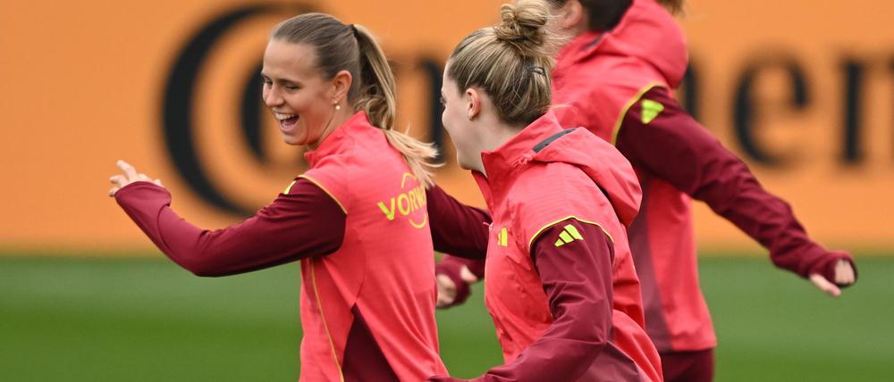 Gute-Laune-Faktor im DFB-Team: Klara Bühl (l.).