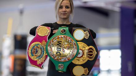 Boxerin Tina Rupprecht mit ihren drei WM-Gürteln - einer fehlt noch.