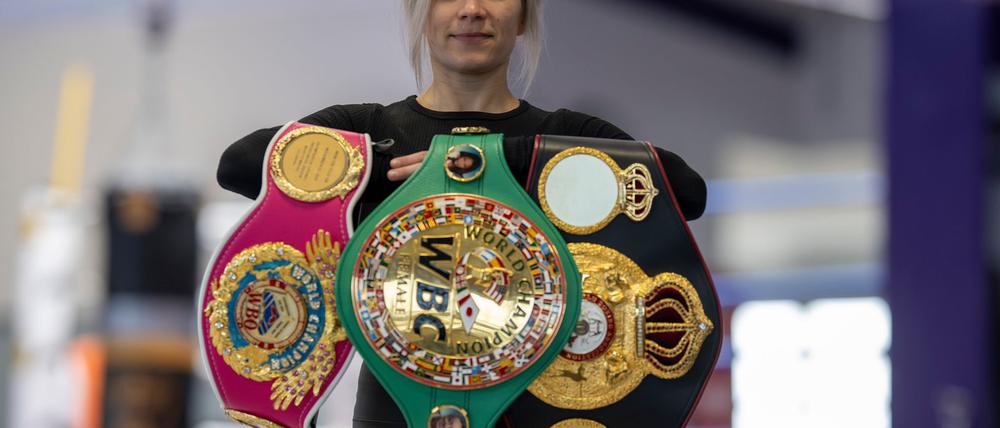 Boxerin Tina Rupprecht mit ihren drei WM-Gürteln - einer fehlt noch.