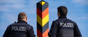Zwei Bundespolizisten an der Grenze zu Polen auf Usedom..