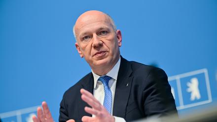 Kai Wegner (CDU), Regierender Bürgermeister von Berlin, spricht auf einer Pressekonferenz des Berliner Senats.