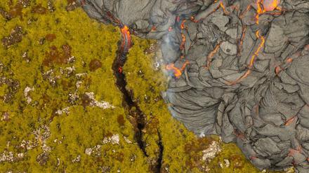 Lava trifft Mooslandschaft: Island erlebt einen erneuten Vulkanausbruch.