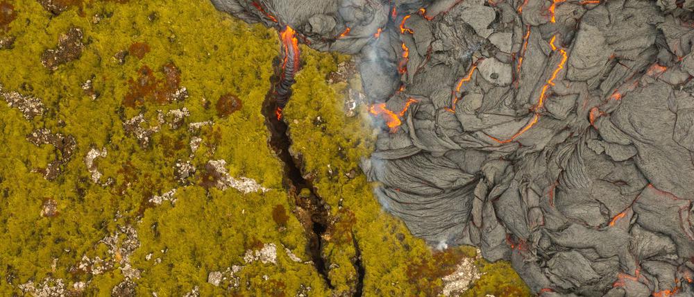Lava trifft Mooslandschaft: Island erlebt einen erneuten Vulkanausbruch.