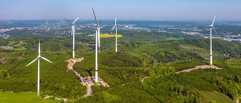 Windräder in einem Wald in Nordrhein-Westfalen. Das können sich die Stadtwerke auch in Berlin vorstellen.