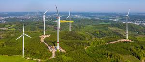 Windräder in einem Wald in Nordrhein-Westfalen. Das können sich die Stadtwerke auch in Berlin vorstellen.
