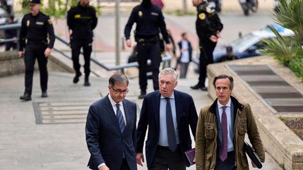 Der Trainer von Real Madrid, Carlo Ancelotti (M) muss sich vor einem Gericht in Madrid wegen Steuerhinterziehung verantworten.