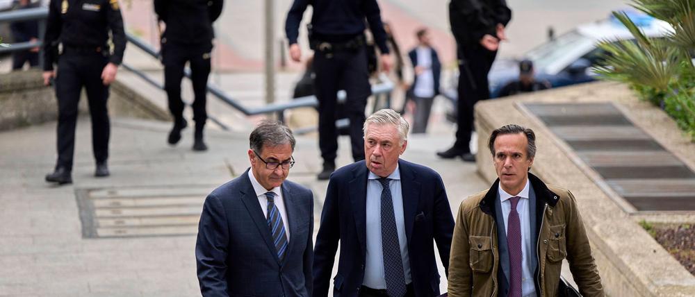 Der Trainer von Real Madrid, Carlo Ancelotti (M) muss sich vor einem Gericht in Madrid wegen Steuerhinterziehung verantworten.