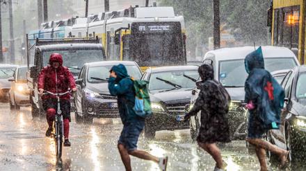 Unwetter wie dieser Wolkenbruch in Berlin-Mitte werden durch die Erderwärmung wahrscheinlicher.