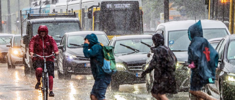 Unwetter wie dieser Wolkenbruch in Berlin-Mitte werden durch die Erderwärmung wahrscheinlicher.