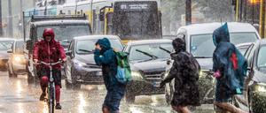Unwetter wie dieser Wolkenbruch in Berlin-Mitte werden durch die Erderwärmung wahrscheinlicher.