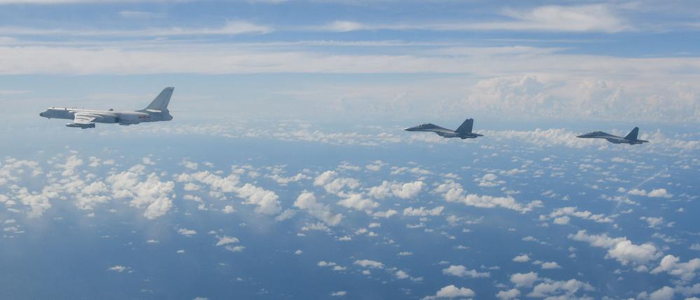 Kampfflugzeuge des Ostkommandos der chinesischen Volksbefreiungsarmee (PLA) führen während gemeinsamer Kampfübungen um die Insel Taiwan Operationen durch. 