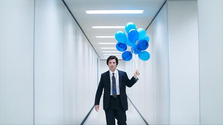 Adam Scott in „Severance“: In der US-Serie trennt ein Chip im Gehirn die Persönlichkeiten der Hauptfiguren in ein Berufs-Ich und ein Privat-Ich.