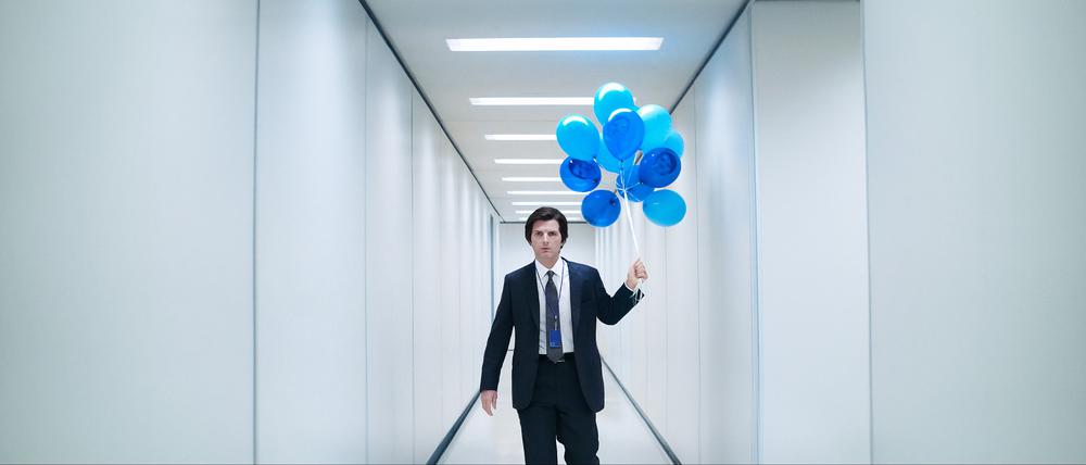 Adam Scott in „Severance“: In der US-Serie trennt ein Chip im Gehirn die Persönlichkeiten der Hauptfiguren in ein Berufs-Ich und ein Privat-Ich.