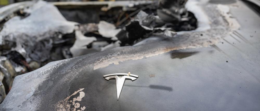 Im Berliner Stadtteil Steglitz steht ein ausgebranntes Auto der Marke Tesla. Vier Teslas sind in der Nacht in Berlin mutmaßlich angezündet worden.