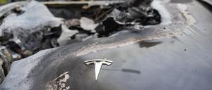 Im Berliner Stadtteil Steglitz steht ein ausgebranntes Auto der Marke Tesla. Vier Teslas sind in der Nacht in Berlin mutmaßlich angezündet worden.