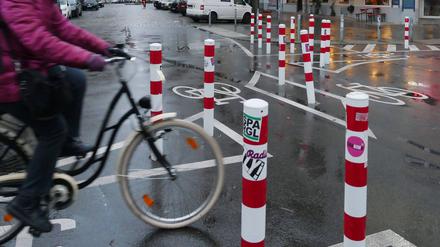Poller in Neukölln sorgen für weniger Durchgangsverkehr von Autos (Symbolbild).