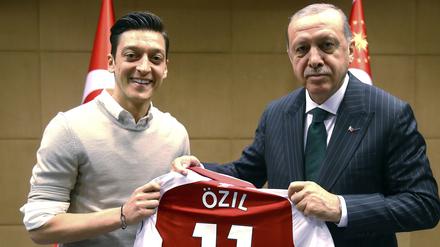 Recep Tayyip Erdogan, Staatspräsident der Türkei, hält zusammen mit Mesut Özil ein Trikot hoch.