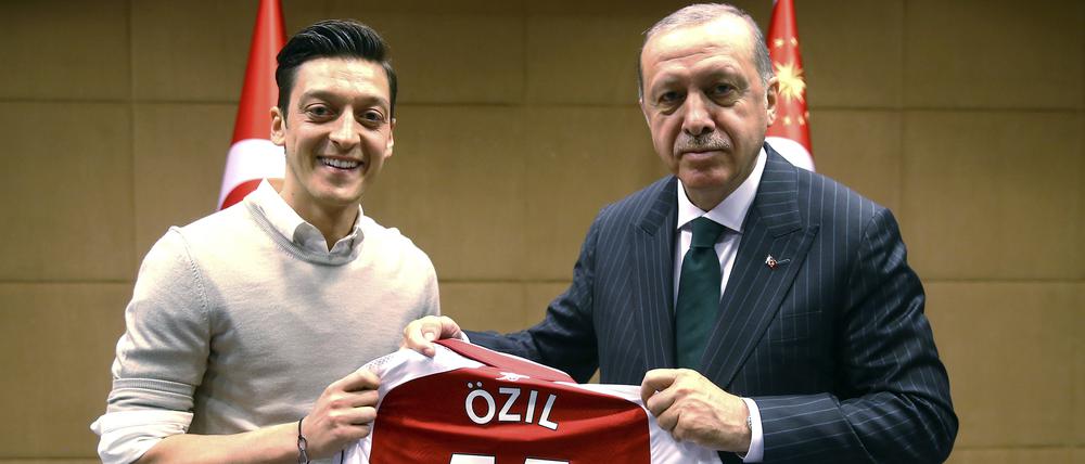 Recep Tayyip Erdogan, Staatspräsident der Türkei, hält zusammen mit Mesut Özil ein Trikot hoch.