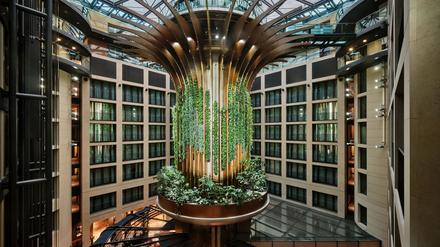 Dominiert die Lobby. Der neue Living Tree im Radisson Collection Hotel trägt 2000 Pflanzen.