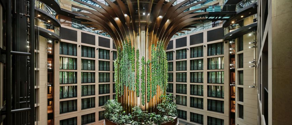 Dominiert die Lobby. Der neue Living Tree im Radisson Collection Hotel trägt 2000 Pflanzen.
