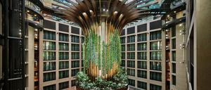 Dominiert die Lobby. Der neue Living Tree im Radisson Collection Hotel trägt 2000 Pflanzen.