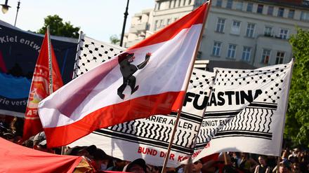 Eine Berlin-Fahne weht kurz vor der Revolutionären Demonstration am 1. Mai 2024 in Kreuzberg. 