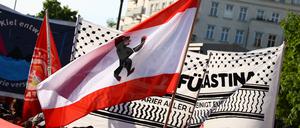 Eine Berlin-Fahne weht kurz vor der Revolutionären Demonstration am 1. Mai 2024 in Kreuzberg. 