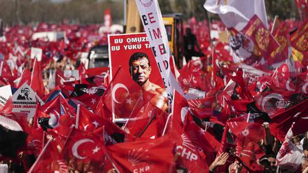 CHP-Anhänger demonstrieren seit Wochen für den abgesetzten Istanbuler Bürgermeister Imamoglu.