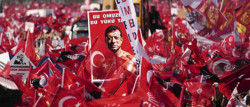 CHP-Anhänger demonstrieren seit Wochen für den abgesetzten Istanbuler Bürgermeister Imamoglu.