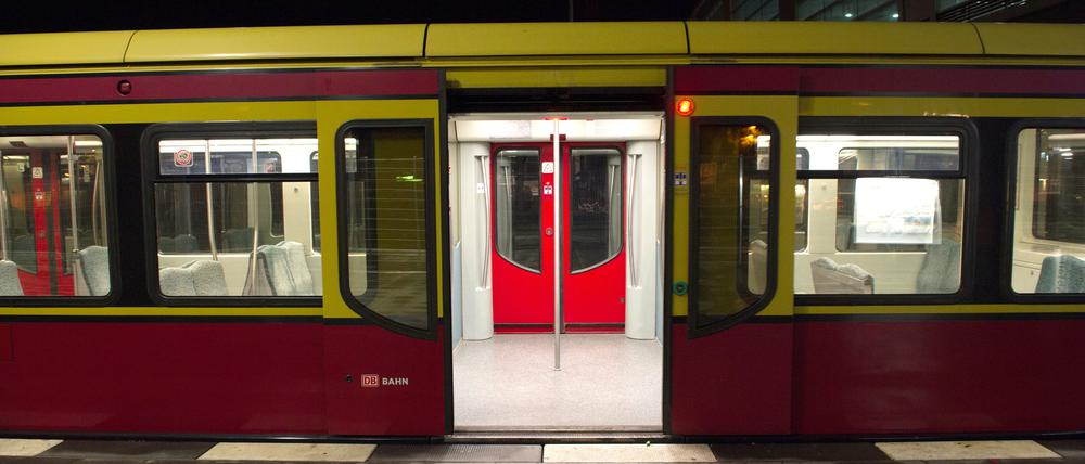 Eine geparkte S-Bahn steht auf einem Gleis am Bahnhof am Ostkreuz. (Symbolfoto)