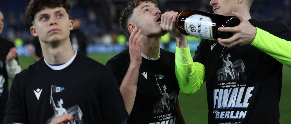 Die Arminia bejubelt den Pokaleinzug.