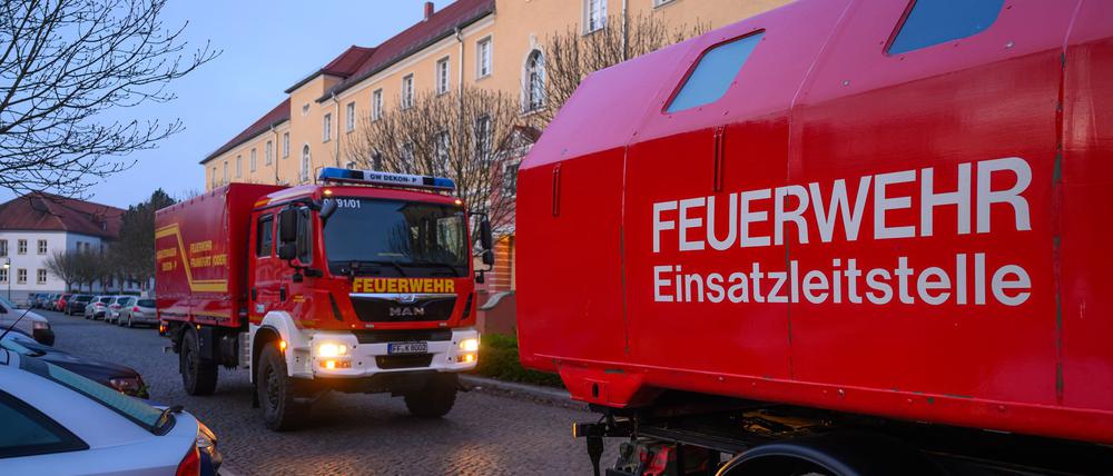Bei der Entschärfung einer Bombe in Frankfurt (Oder) ist auch die Feuerwehr im Einsatz.