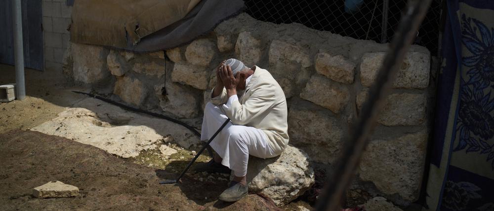 Muhammad Mughanem sitzt am Tag nach einem Siedlerangriff im Dorf Susiya in Masafer Yatta in den südlichen Hebron-Bergen vor seinem Haus.