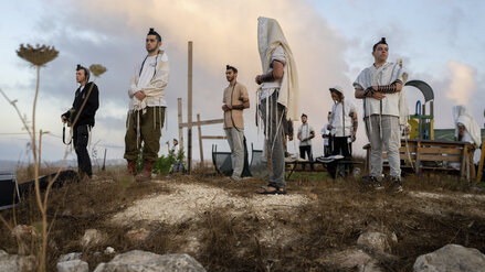 Jüdische Siedler beten im Außenposten Eviatar im israelisch besetzten Westjordanland während des Morgengebets und fordern die Legalisierung des Außenpostens.