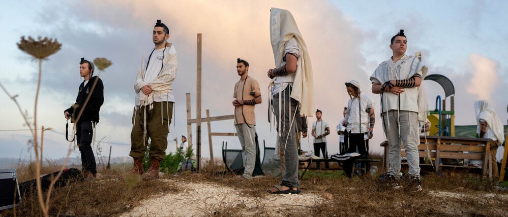 Jüdische Siedler beten im Außenposten Eviatar im israelisch besetzten Westjordanland während des Morgengebets und fordern die Legalisierung des Außenpostens. 