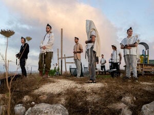 Jüdische Siedler beten im Außenposten Eviatar im israelisch besetzten Westjordanland während des Morgengebets und fordern die Legalisierung des Außenpostens. 