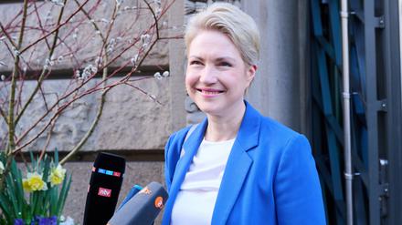 Manuela Schwesig (SPD), Bundesratspräsidentin und Ministerpräsidentin von Mecklenburg-Vorpommern, kommt in die bayerische Landesvertretung zu Beginn der Fortsetzung der Koalitionsverhandlungen von Union und der SPD. 