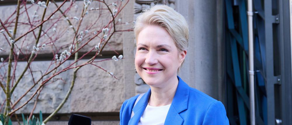 Manuela Schwesig (SPD), Bundesratspräsidentin und Ministerpräsidentin von Mecklenburg-Vorpommern, kommt in die bayerische Landesvertretung zu Beginn der Fortsetzung der Koalitionsverhandlungen von Union und der SPD.