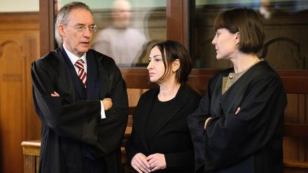 Dilek Kalayci (SPD), damals Berlins Gesundheitssenatorin, unterhält sich mit ihren Rechtsanwälten, Robert Unger und Sophia Zabel, vor Prozessbeginn im Gerichtssaal.