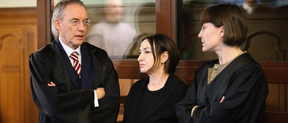 Dilek Kalayci (SPD), damals Berlins Gesundheitssenatorin, unterhält sich mit ihren Rechtsanwälten, Robert Unger und Sophia Zabel, vor Prozessbeginn im Gerichtssaal.