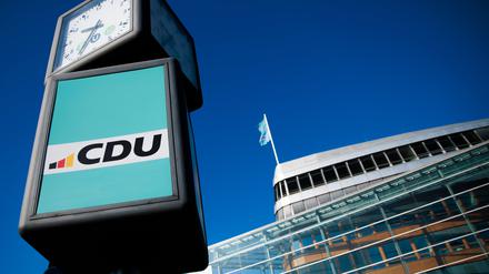 Das Logo der CDU steht auf einer Werbetafel vor dem Konrad-Adenauer-Haus, dem Sitz der Bundes-CDU.