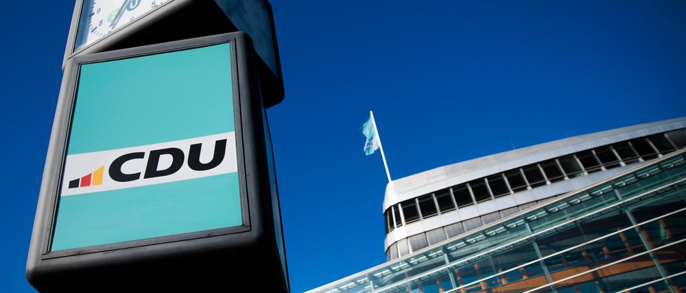 Das Logo der CDU steht auf einer Werbetafel vor dem Konrad-Adenauer-Haus, dem Sitz der Bundes-CDU.